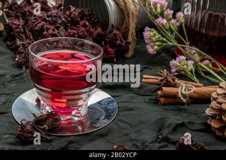 Thé de Roselle (sorrel jamaïcain, Rozelle ou hibiscus sabdariffa) avec roselle sec et cube de sucre de canne brun. Thé sain riche en vitamine C et min Banque D'Images