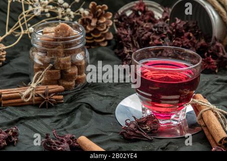 Thé de Roselle (sorrel jamaïcain, Rozelle ou hibiscus sabdariffa) avec roselle sec et cube de sucre de canne brun. Thé sain riche en vitamine C et min Banque D'Images