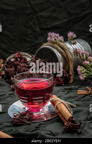 Thé de Roselle (sorrel jamaïcain, Rozelle ou hibiscus sabdariffa) avec roselle sec et cube de sucre de canne brun. Thé sain riche en vitamine C et min Banque D'Images