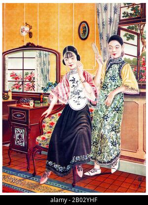 Le cheongsam est une robe chinoise d'une seule pièce qui épouse la forme du corps pour les femmes. Il est connu en chinois mandarin comme le qípao (Wade-Giles ch'i-p'ao, et est également connu en anglais comme un robe de mandarin. Le cheongsam élégant et souvent serré ou qipao (chipao) qui est le plus souvent associé à aujourd'hui a été créé dans les années 1920 à Shanghai et a été fait à la mode par les socialites et les femmes de classe supérieure. Banque D'Images