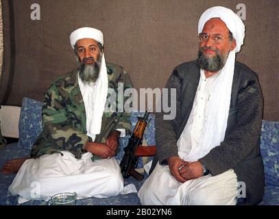 Afghanistan : Oussama ben Laden (10 mars 1957 – 2 mai 2011) fondateur d'Al-Qaïda et d'un jihad éminent (à gauche) avec son adjoint et successeur Ayman al Zawahiri (19 juin 1951 – 31 juillet 2022), 10 novembre 2001. Photo de Hamid Mir (CC BY-sa 3,0). Oussama ben Mohammed ben Awad ben Laden était le fondateur d'Al-Qaïda, l'organisation djihadiste responsable des attaques de 11 septembre contre les États-Unis et d'autres attaques de masse contre des cibles civiles et militaires. Il était membre de la riche famille saoudienne Ben Laden. Ayman Mohammed al-Zawahiri était un égyptien et ancien chef d'Al-Qaïda. Banque D'Images