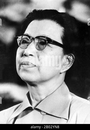 Jiang Qing (Chiang ch'ing, mars 1914 – 14 mai 1991) était le pseudonyme utilisé par la dernière femme du leader chinois Mao Zedong et le principal personnage du parti communiste chinois. Elle est allée par Le nom de scène Lan Ping pendant sa carrière intérimaire, et a été connue par divers autres noms pendant sa vie. Elle a épousé Mao à Yan en novembre 1938, et est parfois appelée Madame Mao dans la littérature occidentale, servant de première dame de la Chine communiste. Jiang Qing était plus connu pour avoir joué un rôle majeur dans la Révolution culturelle (1966–1976) et pour former l'alliance politique radicale connue sous le nom de Banque D'Images