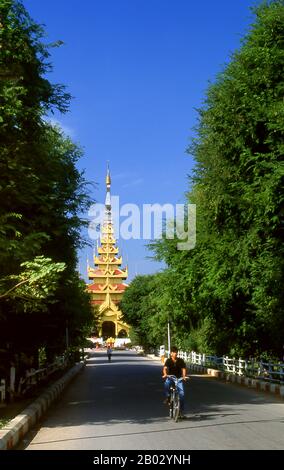 Le château du fort Mandalay, à près de 3 km (3 miles) de murs, abrite le palais du roi Mindon. Les murs s'élèvent à 8 m (26 pi). Le palais a été construit entre 1857 et 1859 dans le cadre de la fondation par le roi Mindon de la nouvelle capitale royale de Mandalay. Le plan du palais de Mandalay suit en grande partie la conception traditionnelle du palais birman, à l'intérieur d'un fort fortifié entouré d'une lune. Le palais lui-même est au centre de la citadelle et fait face à l'est. Tous les bâtiments du palais sont d'une histoire en hauteur. Le nombre de spires au-dessus d'un bâtiment a indiqué l'importance de la zone ci-dessous. Mandalay, une ville tentaculaire de plus de th Banque D'Images