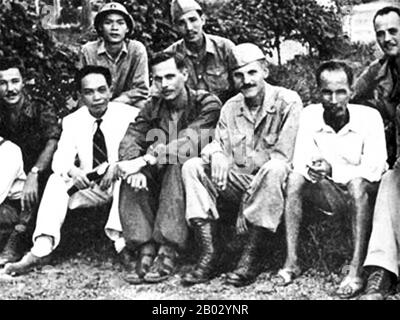 Dewey est arrivé le 4 septembre 1945 à Saigon pour diriger une équipe OSS de sept hommes "pour représenter les intérêts américains" et recueillir des renseignements. Travaillant avec le Viet Minh, il a organisé le rapatriement de 4 549 prisonniers de guerre alliés, dont 240 Américains, de deux camps japonais près de Saigon, code nommé projet Embankment. Parce que les forces d'occupation britanniques qui étaient arrivées pour accepter la reddition japonaise étaient à court de troupes, elles ont armé les prisonniers de guerre français le 22 septembre pour protéger la ville d'une attaque potentielle du Viet Minh. En prenant le contrôle de la ville, les soldats français ont été rapides à battre ou à tirer sur le vietnamien W Banque D'Images