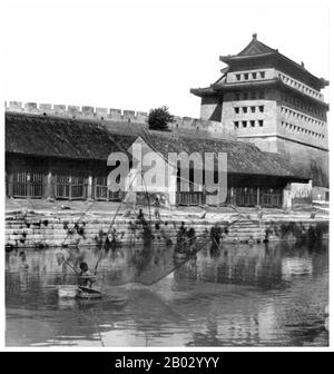 Le Grand Canal (également connu sous le nom de Grand Canal de Beijing-Hangzhou), site classé au patrimoine mondial de l'UNESCO, est le plus long canal ou rivière artificielle au monde et une destination touristique célèbre. À partir de Beijing, il traverse Tianjin et les provinces de Hebei, Shandong, Jiangsu et Zhejiang jusqu'à la ville de Hangzhou, reliant la rivière jaune et la rivière Yangtze. Les parties les plus anciennes du canal remontent au 5ème siècle BCE, bien que les différentes sections aient finalement été combinées pendant la dynastie des Sui (581–618 ce). Banque D'Images