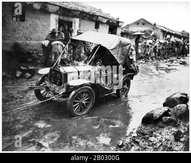 La course automobile de Pékin à Paris était une course automobile, tenue à l'origine en 1907, entre Pékin (aujourd'hui Pékin), puis Qing Chine et Paris, France, sur une distance de 9 317 miles ou 14 994 km. La course a commencé à partir de l'ambassade de France à Pékin le 10 juin 1907. Le gagnant, le prince Scipione Borghese, est arrivé à Paris le 10 août 1907. Banque D'Images