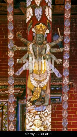 Situé à quatre kilomètres au nord de Bhaktapur au bout d'une crête élevée (1 677 mètres), le temple de Changu Narayan est l'un des plus anciens de la vallée de Katmandou, et le plus sacré pour les fidèles de Vishnu. La construction originale de Changu Narayan, ou Vishnu de la colline Émouvante, est attribuée au roi de Licchavi Hari Datta Varma autour de 325 ce. La première inscription trouvée remonte à l'année 464 dans le règne du roi Manadeva i, mais il y a des indications que le temple doit avoir existé longtemps avant. Banque D'Images