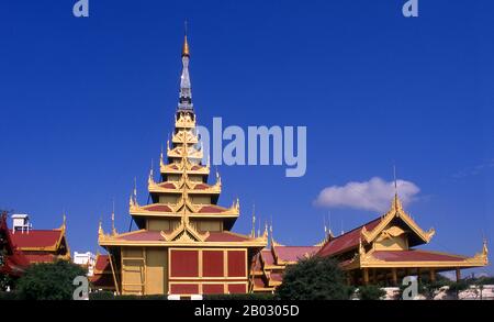 Le château du fort Mandalay, à près de 3 km (3 miles) de murs, abrite le palais du roi Mindon. Les murs s'élèvent à 8 m (26 pi). Le palais a été construit entre 1857 et 1859 dans le cadre de la fondation par le roi Mindon de la nouvelle capitale royale de Mandalay. Le plan du palais de Mandalay suit en grande partie la conception traditionnelle du palais birman, à l'intérieur d'un fort fortifié entouré d'une lune. Le palais lui-même est au centre de la citadelle et fait face à l'est. Tous les bâtiments du palais sont d'une histoire en hauteur. Le nombre de spires au-dessus d'un bâtiment a indiqué l'importance de la zone ci-dessous. Mandalay, une ville tentaculaire de plus de th Banque D'Images