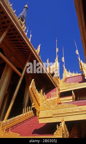 Le château du fort Mandalay, à près de 3 km (3 miles) de murs, abrite le palais du roi Mindon. Les murs s'élèvent à 8 m (26 pi). Le palais a été construit entre 1857 et 1859 dans le cadre de la fondation par le roi Mindon de la nouvelle capitale royale de Mandalay. Le plan du palais de Mandalay suit en grande partie la conception traditionnelle du palais birman, à l'intérieur d'un fort fortifié entouré d'une lune. Le palais lui-même est au centre de la citadelle et fait face à l'est. Tous les bâtiments du palais sont d'une histoire en hauteur. Le nombre de spires au-dessus d'un bâtiment a indiqué l'importance de la zone ci-dessous. Mandalay, une ville tentaculaire de plus de th Banque D'Images