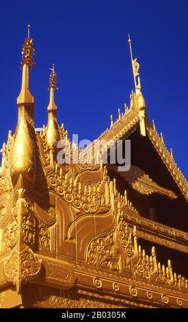 Le château du fort Mandalay, à près de 3 km (3 miles) de murs, abrite le palais du roi Mindon. Les murs s'élèvent à 8 m (26 pi). Le palais a été construit entre 1857 et 1859 dans le cadre de la fondation par le roi Mindon de la nouvelle capitale royale de Mandalay. Le plan du palais de Mandalay suit en grande partie la conception traditionnelle du palais birman, à l'intérieur d'un fort fortifié entouré d'une lune. Le palais lui-même est au centre de la citadelle et fait face à l'est. Tous les bâtiments du palais sont d'une histoire en hauteur. Le nombre de spires au-dessus d'un bâtiment a indiqué l'importance de la zone ci-dessous. Mandalay, une ville tentaculaire de plus de th Banque D'Images