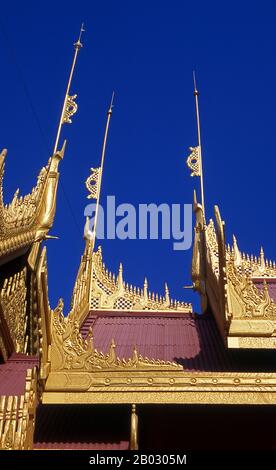 Le château du fort Mandalay, à près de 3 km (3 miles) de murs, abrite le palais du roi Mindon. Les murs s'élèvent à 8 m (26 pi). Le palais a été construit entre 1857 et 1859 dans le cadre de la fondation par le roi Mindon de la nouvelle capitale royale de Mandalay. Le plan du palais de Mandalay suit en grande partie la conception traditionnelle du palais birman, à l'intérieur d'un fort fortifié entouré d'une lune. Le palais lui-même est au centre de la citadelle et fait face à l'est. Tous les bâtiments du palais sont d'une histoire en hauteur. Le nombre de spires au-dessus d'un bâtiment a indiqué l'importance de la zone ci-dessous. Mandalay, une ville tentaculaire de plus de th Banque D'Images