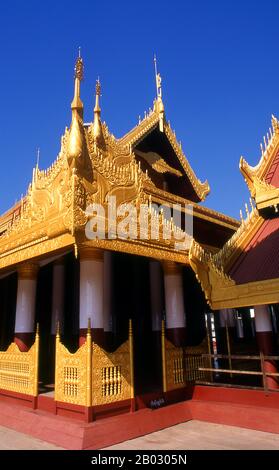 Le château du fort Mandalay, à près de 3 km (3 miles) de murs, abrite le palais du roi Mindon. Les murs s'élèvent à 8 m (26 pi). Le palais a été construit entre 1857 et 1859 dans le cadre de la fondation par le roi Mindon de la nouvelle capitale royale de Mandalay. Le plan du palais de Mandalay suit en grande partie la conception traditionnelle du palais birman, à l'intérieur d'un fort fortifié entouré d'une lune. Le palais lui-même est au centre de la citadelle et fait face à l'est. Tous les bâtiments du palais sont d'une histoire en hauteur. Le nombre de spires au-dessus d'un bâtiment a indiqué l'importance de la zone ci-dessous. Mandalay, une ville tentaculaire de plus de th Banque D'Images