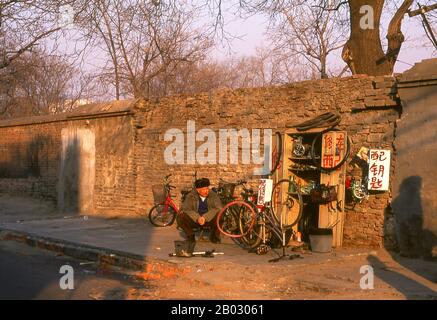 Hutong a été autour de pendant environ sept siècles, datant de la dynastie Yuan quand Kublai Khan a établi sa capitale à Dadu, sur le site de Beijing d'aujourd'hui. En fait, on croit que le mot hutong est dérivé du mot mongol hong tong, ce qui signifie bien l'eau. Banque D'Images