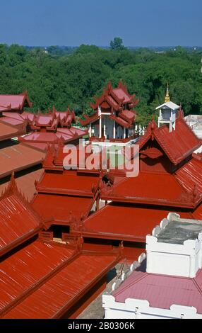 Le château du fort Mandalay, à près de 3 km (3 miles) de murs, abrite le palais du roi Mindon. Les murs s'élèvent à 8 m (26 pi). Le palais a été construit entre 1857 et 1859 dans le cadre de la fondation par le roi Mindon de la nouvelle capitale royale de Mandalay. Le plan du palais de Mandalay suit en grande partie la conception traditionnelle du palais birman, à l'intérieur d'un fort fortifié entouré d'une lune. Le palais lui-même est au centre de la citadelle et fait face à l'est. Tous les bâtiments du palais sont d'une histoire en hauteur. Le nombre de spires au-dessus d'un bâtiment a indiqué l'importance de la zone ci-dessous. Mandalay, une ville tentaculaire de plus de th Banque D'Images