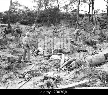 La bataille d'Okinawa, surnommée opération Iceberg, a été une série de batailles combattues dans les îles Ryukyu, centrées sur l'île d'Okinawa, et comprenait le plus grand assaut amphibie de la guerre du Pacifique. La bataille de 82 jours a duré du 1er avril au 22 juin 1945. La bataille d'Okinawa a été remarquable pour la férocité des combats, l'intensité des attaques kamikaze des défenseurs japonais, et le grand nombre de navires alliés et de véhicules blindés qui ont agressé l'île. La bataille était l'une des plus sanglants du Pacifique. Banque D'Images