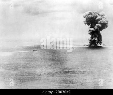 Le Yamato, nommé d'après l'ancienne province japonaise de Yamato, était le navire chef de file de la classe Yamato de bataillons qui servaient avec la Marine impériale japonaise pendant la seconde Guerre mondiale Elle et son navire frère, Musashi, étaient les plus lourds et les plus puissants bataillons armés jamais construits, déplaçant 72 800 tonnes à pleine charge et armés de neuf canons principaux de 46 cm (18,1 pouces). Aucun des deux navires n'a survécu à la guerre. Établi en 1937 et officiellement commandé une semaine après l'attaque de Pearl Harbor à la fin de 1941, Yamato a été conçu pour contrer la flotte de cuirassés numériquement supérieure des États-Unis, Jap Banque D'Images