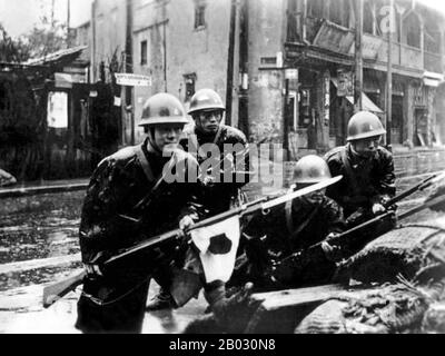 La seconde guerre sino-japonaise (7 juillet 1937 – 9 septembre 1945) fut un conflit militaire qui se battait principalement entre la République de Chine et l'Empire du Japon. Après l'attaque japonaise sur Pearl Harbor, la guerre a fusionné dans le plus grand conflit de la seconde Guerre mondiale comme un front majeur de ce que l'on appelle généralement la guerre du Pacifique. Bien que les deux pays aient combattu par intermittence depuis 1931, la guerre totale a commencé sérieusement en 1937 et s'est terminée seulement avec la reddition du Japon en 1945. La guerre est le résultat d'une politique impérialiste japonaise de plusieurs décennies visant à dominer la Chine politiquement et militairement an Banque D'Images