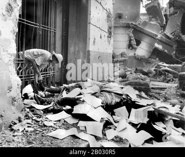 La bataille de Manille du 3 février au 3 mars 1945, menée par les forces américaines, philippines et japonaises, a fait partie de la campagne de 1945 des Philippines. La bataille d'un mois, qui a culminé avec un bain de sang terrible et la dévastation totale de la ville, a été la scène des pires combats urbains dans le théâtre du Pacifique, et a mis fin à près de trois ans d'occupation militaire japonaise aux Philippines (1942–1945). La capture de la ville a été marquée comme la clé de la victoire du général Douglas MacArthur dans la campagne de reconquête. Banque D'Images