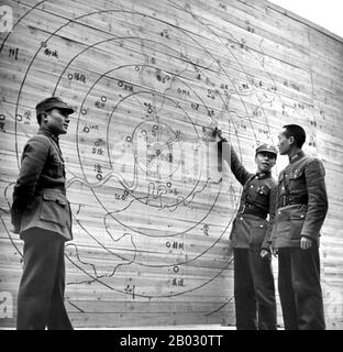 La seconde guerre sino-japonaise (7 juillet 1937 – 9 septembre 1945) fut un conflit militaire qui se battait principalement entre la République de Chine et l'Empire du Japon. Après l'attaque japonaise sur Pearl Harbor, la guerre a fusionné dans le plus grand conflit de la seconde Guerre mondiale comme un front majeur de ce que l'on appelle généralement la guerre du Pacifique. Bien que les deux pays aient combattu par intermittence depuis 1931, la guerre totale a commencé sérieusement en 1937 et s'est terminée seulement avec la reddition du Japon en 1945. La guerre est le résultat d'une politique impérialiste japonaise de plusieurs décennies visant à dominer la Chine politiquement et militairement an Banque D'Images