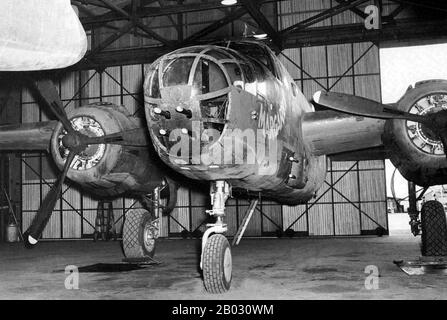 Le colonel Paul Irvin 'Pappy' Gunn (18 octobre 1899 – 11 octobre 1957) était un aviateur naval des États-Unis connu principalement pour ses actions dans la seconde Guerre mondiale en tant qu'officier dans les Forces aériennes de l'armée de terre des États-Unis. Il était connu comme un expert en vol de bas niveau dare-diable, et reconnu pour de nombreuses prouesses d'héroïsme et d'ingéniosité mécanique, en particulier les modifications apportées au bombardier léger Douglas A-20 Havoc et au bombardier moyen B-25 Mitchell qui les ont transformés en avions d'attaque. Banque D'Images