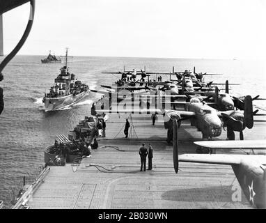 James Harold 'Jimmy' Doolittle (14 décembre 1896 – 27 septembre 1993) était un pionnier de l'aviation américaine. Doolittle a été officier de commandement dans les Forces aériennes de l'armée de terre des États-Unis pendant la seconde Guerre mondiale et a reçu la Médaille d'honneur pour sa vaillance et son leadership en tant que commandant Du Raid Doolittle contre le Japon. Le Raid de Doolittle, également connu sous le nom De Raid de Tokyo, le 18 avril 1942, fut un raid aérien des États-Unis sur la capitale japonaise Tokyo et d'autres endroits sur l'île de Honshu pendant la seconde Guerre mondiale, le premier raid aérien à frapper les îles japonaises d'origine. Il a démontré que Japa Banque D'Images