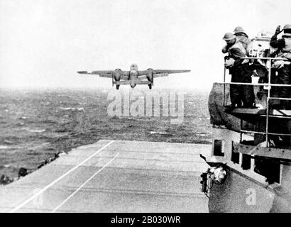 James Harold 'Jimmy' Doolittle (14 décembre 1896 – 27 septembre 1993) était un pionnier de l'aviation américaine. Doolittle a été officier de commandement dans les Forces aériennes de l'armée de terre des États-Unis pendant la seconde Guerre mondiale et a reçu la Médaille d'honneur pour sa vaillance et son leadership en tant que commandant Du Raid Doolittle contre le Japon. Le Raid de Doolittle, également connu sous le nom De Raid de Tokyo, le 18 avril 1942, fut un raid aérien des États-Unis sur la capitale japonaise Tokyo et d'autres endroits sur l'île de Honshu pendant la seconde Guerre mondiale, le premier raid aérien à frapper les îles japonaises d'origine. Il a démontré que Japa Banque D'Images