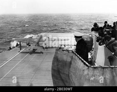 James Harold 'Jimmy' Doolittle (14 décembre 1896 – 27 septembre 1993) était un pionnier de l'aviation américaine. Doolittle a été officier de commandement dans les Forces aériennes de l'armée de terre des États-Unis pendant la seconde Guerre mondiale et a reçu la Médaille d'honneur pour sa vaillance et son leadership en tant que commandant Du Raid Doolittle contre le Japon. Le Raid de Doolittle, également connu sous le nom De Raid de Tokyo, le 18 avril 1942, fut un raid aérien des États-Unis sur la capitale japonaise Tokyo et d'autres endroits sur l'île de Honshu pendant la seconde Guerre mondiale, le premier raid aérien à frapper les îles japonaises d'origine. Il a démontré que Japa Banque D'Images