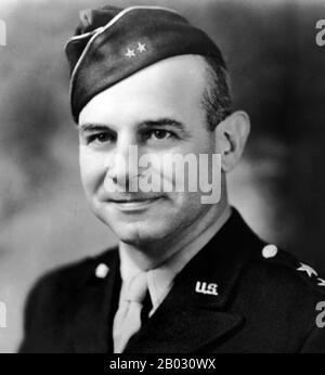 James Harold 'Jimmy' Doolittle (14 décembre 1896 – 27 septembre 1993) était un pionnier de l'aviation américaine. Doolittle a été officier de commandement dans les Forces aériennes de l'armée de terre des États-Unis pendant la seconde Guerre mondiale et a reçu la Médaille d'honneur pour sa vaillance et son leadership en tant que commandant Du Raid Doolittle contre le Japon. Le Raid de Doolittle, également connu sous le nom De Raid de Tokyo, le 18 avril 1942, fut un raid aérien des États-Unis sur la capitale japonaise Tokyo et d'autres endroits sur l'île de Honshu pendant la seconde Guerre mondiale, le premier raid aérien à frapper les îles japonaises d'origine. Il a démontré que Japa Banque D'Images