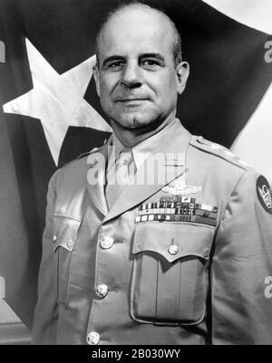 James Harold 'Jimmy' Doolittle (14 décembre 1896 – 27 septembre 1993) était un pionnier de l'aviation américaine. Doolittle a été officier de commandement dans les Forces aériennes de l'armée de terre des États-Unis pendant la seconde Guerre mondiale et a reçu la Médaille d'honneur pour sa vaillance et son leadership en tant que commandant Du Raid Doolittle contre le Japon. Le Raid de Doolittle, également connu sous le nom De Raid de Tokyo, le 18 avril 1942, fut un raid aérien des États-Unis sur la capitale japonaise Tokyo et d'autres endroits sur l'île de Honshu pendant la seconde Guerre mondiale, le premier raid aérien à frapper les îles japonaises d'origine. Il a démontré que Japa Banque D'Images