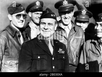 James Harold 'Jimmy' Doolittle (14 décembre 1896 – 27 septembre 1993) était un pionnier de l'aviation américaine. Doolittle a été officier de commandement dans les Forces aériennes de l'armée de terre des États-Unis pendant la seconde Guerre mondiale et a reçu la Médaille d'honneur pour sa vaillance et son leadership en tant que commandant Du Raid Doolittle contre le Japon. Le Raid de Doolittle, également connu sous le nom De Raid de Tokyo, le 18 avril 1942, fut un raid aérien des États-Unis sur la capitale japonaise Tokyo et d'autres endroits sur l'île de Honshu pendant la seconde Guerre mondiale, le premier raid aérien à frapper les îles japonaises d'origine. Il a démontré que Japa Banque D'Images