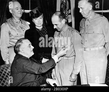 James Harold 'Jimmy' Doolittle (14 décembre 1896 – 27 septembre 1993) était un pionnier de l'aviation américaine. Doolittle a été officier de commandement dans les Forces aériennes de l'armée de terre des États-Unis pendant la seconde Guerre mondiale et a reçu la Médaille d'honneur pour sa vaillance et son leadership en tant que commandant Du Raid Doolittle contre le Japon. Le Raid de Doolittle, également connu sous le nom De Raid de Tokyo, le 18 avril 1942, fut un raid aérien des États-Unis sur la capitale japonaise Tokyo et d'autres endroits sur l'île de Honshu pendant la seconde Guerre mondiale, le premier raid aérien à frapper les îles japonaises d'origine. Il a démontré que Japa Banque D'Images