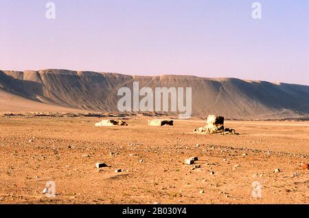L'ancien centre bouddhiste de Melikawat (Malikegate Gucheng) se trouve à seulement 28 km au sud de Kholan. Il a autrefois servi de centre bouddhiste majeur dans le Royaume de Kholan. Le Royaume bouddhiste de Kholan retrace son histoire au moins jusqu'à la BCE du 3ème siècle, lorsque le fils aîné de l'empereur indien Asoka s'y est installé. Il était longtemps d'une grande importance sur la route de la soie, et il est dit avoir été le premier endroit en dehors de la Chine à avoir cultivé la soie. Il est situé au bord des rivières Karakash ou Black Jade et Yurungkash ou White Jade, qui ici se joignent pour former le Kholan Darya, et Banque D'Images