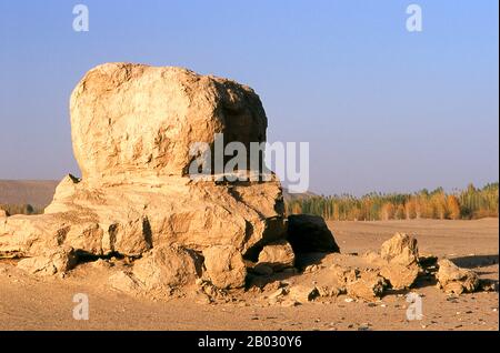 L'ancien centre bouddhiste de Melikawat (Malikegate Gucheng) se trouve à seulement 28 km au sud de Kholan. Il a autrefois servi de centre bouddhiste majeur dans le Royaume de Kholan. Le Royaume bouddhiste de Kholan retrace son histoire au moins jusqu'à la BCE du 3ème siècle, lorsque le fils aîné de l'empereur indien Asoka s'y est installé. Il était longtemps d'une grande importance sur la route de la soie, et il est dit avoir été le premier endroit en dehors de la Chine à avoir cultivé la soie. Il est situé au bord des rivières Karakash ou Black Jade et Yurungkash ou White Jade, qui ici se joignent pour former le Kholan Darya, et Banque D'Images