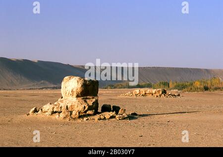 L'ancien centre bouddhiste de Melikawat (Malikegate Gucheng) se trouve à seulement 28 km au sud de Kholan. Il a autrefois servi de centre bouddhiste majeur dans le Royaume de Kholan. Le Royaume bouddhiste de Kholan retrace son histoire au moins jusqu'à la BCE du 3ème siècle, lorsque le fils aîné de l'empereur indien Asoka s'y est installé. Il était longtemps d'une grande importance sur la route de la soie, et il est dit avoir été le premier endroit en dehors de la Chine à avoir cultivé la soie. Il est situé au bord des rivières Karakash ou Black Jade et Yurungkash ou White Jade, qui ici se joignent pour former le Kholan Darya, et Banque D'Images