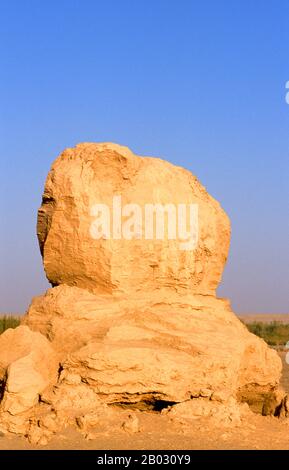 L'ancien centre bouddhiste de Melikawat (Malikegate Gucheng) se trouve à seulement 28 km au sud de Kholan. Il a autrefois servi de centre bouddhiste majeur dans le Royaume de Kholan. Le Royaume bouddhiste de Kholan retrace son histoire au moins jusqu'à la BCE du 3ème siècle, lorsque le fils aîné de l'empereur indien Asoka s'y est installé. Il était longtemps d'une grande importance sur la route de la soie, et il est dit avoir été le premier endroit en dehors de la Chine à avoir cultivé la soie. Il est situé au bord des rivières Karakash ou Black Jade et Yurungkash ou White Jade, qui ici se joignent pour former le Kholan Darya, et Banque D'Images