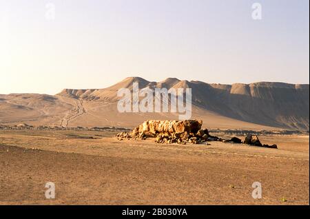 L'ancien centre bouddhiste de Melikawat (Malikegate Gucheng) se trouve à seulement 28 km au sud de Kholan. Il a autrefois servi de centre bouddhiste majeur dans le Royaume de Kholan. Le Royaume bouddhiste de Kholan retrace son histoire au moins jusqu'à la BCE du 3ème siècle, lorsque le fils aîné de l'empereur indien Asoka s'y est installé. Il était longtemps d'une grande importance sur la route de la soie, et il est dit avoir été le premier endroit en dehors de la Chine à avoir cultivé la soie. Il est situé au bord des rivières Karakash ou Black Jade et Yurungkash ou White Jade, qui ici se joignent pour former le Kholan Darya, et Banque D'Images