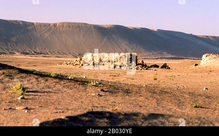 L'ancien centre bouddhiste de Melikawat (Malikegate Gucheng) se trouve à seulement 28 km au sud de Kholan. Il a autrefois servi de centre bouddhiste majeur dans le Royaume de Kholan. Le Royaume bouddhiste de Kholan retrace son histoire au moins jusqu'à la BCE du 3ème siècle, lorsque le fils aîné de l'empereur indien Asoka s'y est installé. Il était longtemps d'une grande importance sur la route de la soie, et il est dit avoir été le premier endroit en dehors de la Chine à avoir cultivé la soie. Il est situé au bord des rivières Karakash ou Black Jade et Yurungkash ou White Jade, qui ici se joignent pour former le Kholan Darya, et Banque D'Images