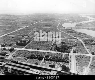 Les forces alliées ont mené de nombreux raids aériens sur le Japon pendant la seconde Guerre mondiale, provoquant une destruction massive des villes du pays et tuant entre 241 000 et 900 000 personnes. Au cours des premières années de la guerre du Pacifique, déclenchée par l'attaque japonaise contre Pearl Harbor, ces attaques se sont limitées Au Raid Doolittle en avril 1942 et aux raids à petite échelle sur les positions militaires dans les îles Kuril à partir de la mi-1943. Les raids de bombardement stratégique ont commencé en juin 1944 et se sont poursuivis jusqu'à la fin de la guerre en août 1945. Des unités aériennes tactiques terrestres et navales alliées ont également attaqué le Japon en 1945. Banque D'Images