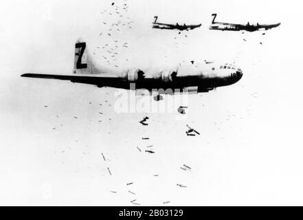 Les forces alliées ont mené de nombreux raids aériens sur le Japon pendant la seconde Guerre mondiale, provoquant une destruction massive des villes du pays et tuant entre 241 000 et 900 000 personnes. Au cours des premières années de la guerre du Pacifique, déclenchée par l'attaque japonaise contre Pearl Harbor, ces attaques se sont limitées Au Raid Doolittle en avril 1942 et aux raids à petite échelle sur les positions militaires dans les îles Kuril à partir de la mi-1943. Les raids de bombardement stratégique ont commencé en juin 1944 et se sont poursuivis jusqu'à la fin de la guerre en août 1945. Des unités aériennes tactiques terrestres et navales alliées ont également attaqué le Japon en 1945. Banque D'Images