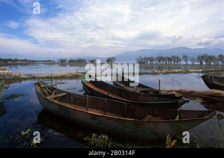 Le lac Erhai est le deuxième plus grand lac de la province du Yunnan. Son village principal, Caicun, est un labyrinthe de ruelles et de maisons de boue non pavées. Sur la rive est du lac se trouve le pittoresque village de Wase de Bai, et juste au large est L'île De Little Putuo (Xiao Putuo Dao), nommée pour la mythique maison de montagne de Guanyin, la Déesse chinoise de Compassion. Il y a une statue de la déesse, qui est dite pour protéger les eaux du lac, dans un temple sur l'île. Dali est l'ancienne capitale du royaume de Bai Nanzhao, qui a prospéré dans la région au cours des 8ème et 9ème siècles, et du Royaume de Dali, qui Banque D'Images