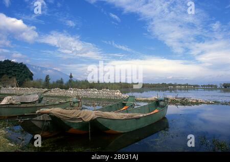 Le lac Erhai est le deuxième plus grand lac de la province du Yunnan. Son village principal, Caicun, est un labyrinthe de ruelles et de maisons de boue non pavées. Sur la rive est du lac se trouve le pittoresque village de Wase de Bai, et juste au large est L'île De Little Putuo (Xiao Putuo Dao), nommée pour la mythique maison de montagne de Guanyin, la Déesse chinoise de Compassion. Il y a une statue de la déesse, qui est dite pour protéger les eaux du lac, dans un temple sur l'île. Dali est l'ancienne capitale du royaume de Bai Nanzhao, qui a prospéré dans la région au cours des 8ème et 9ème siècles, et du Royaume de Dali, qui Banque D'Images