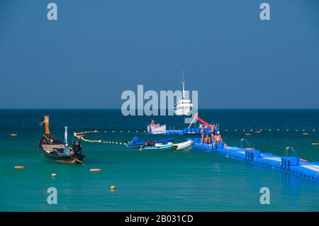 Phuket, la plus grande île de Thaïlande, se trouve dans la mer d'Andaman, juste au large de la côte de la province de Phang-nga. Relié au continent par un large pont-jetée, il s'est développé dans le complexe de plage le plus luxueux et le plus exquis de Thaïlande. Au cours des siècles passés, Phuket a été un important poste commercial sur la rive orientale de la baie du Bengale, en traitant le transport maritime et en traitant avec les marins des mondes arabe et malais, de l'Inde, de la Birmanie (Myanmar), de la Chine et, bien sûr, de Siam. Au XVIe siècle, l'île était également bien connue des Européens, comme d'abord le portugais et le néerlandais, puis l'anglais et le français naviguaient jusqu'à sa fabl Banque D'Images