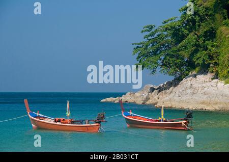 Phuket, la plus grande île de Thaïlande, se trouve dans la mer d'Andaman, juste au large de la côte de la province de Phang-nga. Relié au continent par un large pont-jetée, il s'est développé dans le complexe de plage le plus luxueux et le plus exquis de Thaïlande. Au cours des siècles passés, Phuket a été un important poste commercial sur la rive orientale de la baie du Bengale, en traitant le transport maritime et en traitant avec les marins des mondes arabe et malais, de l'Inde, de la Birmanie (Myanmar), de la Chine et, bien sûr, de Siam. Au XVIe siècle, l'île était également bien connue des Européens, comme d'abord le portugais et le néerlandais, puis l'anglais et le français naviguaient jusqu'à sa fabl Banque D'Images