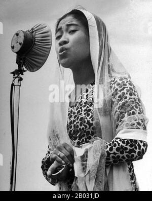 Fatmawati (5 Février 1923 – 14 Mai 1980) Est Un Héros National De L'Indonésie (Indonésien : Pahlawan Nasional Indonesia). En tant que première dame indonésienne, elle était la troisième femme de Sukarno, la première présidente de l'Indonésie, et la mère de la première femme présidente de l'Indonésie, Megawati Sukarnoputri. Elle a conçu et cousu le premier drapeau volé par l'Indonésie indépendante. Banque D'Images