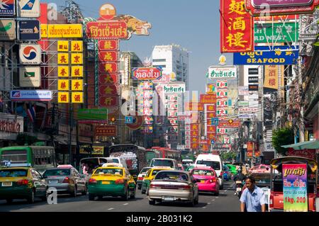 Thaïlande: Trafic et panneaux sur Yaowarat Road, Chinatown, Bangkok (2008). Le quartier chinois de Bangkok est l'un des plus grands quartiers chinois au monde. Il a été fondé en 1782, lorsque la ville a été établie comme la capitale du Royaume de Rattanakosin, et a servi de foyer de la population chinoise immigrée principalement Teochew, qui est bientôt devenue le groupe ethnique dominant de la ville. Banque D'Images