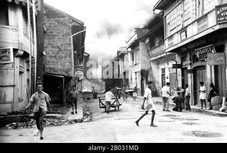 La bataille de Manille du 3 février au 3 mars 1945, menée par les forces américaines, philippines et japonaises, a fait partie de la campagne de 1945 des Philippines. La bataille d'un mois, qui a culminé avec un bain de sang terrible et la dévastation totale de la ville, a été la scène des pires combats urbains dans le théâtre du Pacifique, et a mis fin à près de trois ans d'occupation militaire japonaise aux Philippines (1942–1945). La capture de la ville a été marquée comme la clé de la victoire du général Douglas MacArthur dans la campagne de reconquête. Banque D'Images