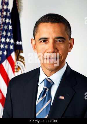 Barack Hussein Obama II (né le 4 août 1961) est le 44ème et actuel président des États-Unis, ainsi que le premier américain africain à occuper le poste. Né à Honolulu, Hawaï, Obama est diplômé de l'Université de Columbia et de la Harvard Law School, où il a été président de la Harvard Law Review. Banque D'Images