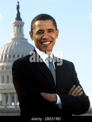 Barack Hussein Obama II (né le 4 août 1961) est le 44ème et actuel président des États-Unis, ainsi que le premier américain africain à occuper le poste. Né à Honolulu, Hawaï, Obama est diplômé de l'Université de Columbia et de la Harvard Law School, où il a été président de la Harvard Law Review. Banque D'Images