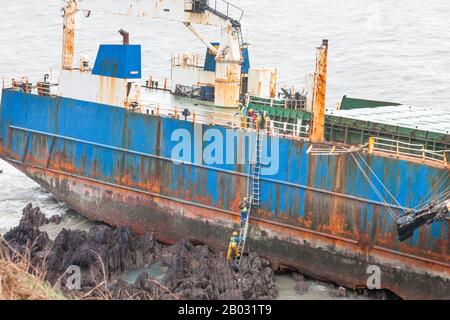 Ballycotton, Cork, Irlande. 18 février 2020. Le personnel du conseil du comté de Cork a embarquer sur l'épave du navire fantôme MV Alta qui a été conduit à l'agrin pendant la tempête Dennis près de Ballycotton, Co. Cork, Irlande. Ils sont à bord pour évaluer le risque de pollution de tout combustible encore à bord du navire. Le cargo de 77 mètres a fait les gros titres en octobre 2018 lorsque la Garde côtière américaine a sauvé son équipage à bord du navire handicapé à 1 380 milles au sud-est des Bermudes. - Crédit; David Creedon / Alay Live News Banque D'Images