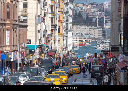 Istanbul - JAN 01 : vue sur l'une des rues principales d'Istanbul avec la vie de la ville le 01 janvier. 2020 en Turquie Banque D'Images